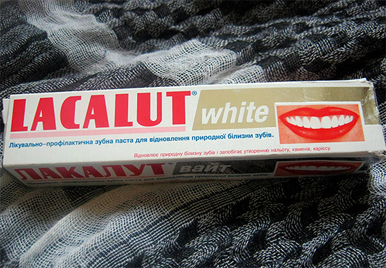Na této fotografii je balíček zubní pasty Lacalut White.