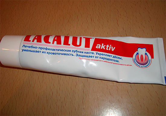 Le dentifrice Lakalyut Active convient aux personnes ayant des problèmes de gencives (endolorissement, inflammation, saignement, etc.)