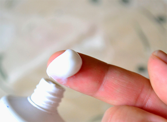 Oft versuchen sie, Akne mit Zahnpasten loszuwerden, aber ist dies wirklich ein wirksamer Weg und ist es sicher für gesunde Haut?