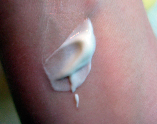Înainte de a aplica pasta pe față, este util să vă asigurați mai întâi că nu provoacă iritarea pielii la încheietura mâinii.