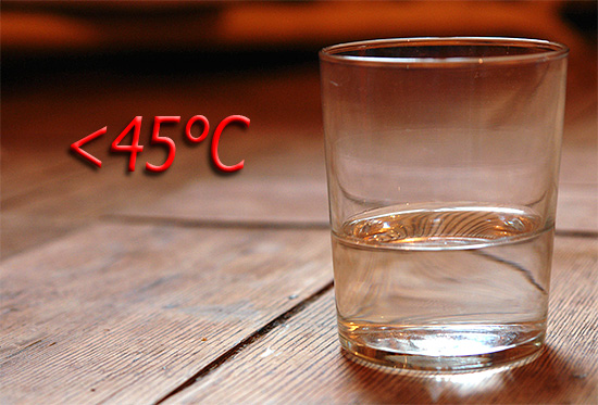 De temperatuur van de oplossing die wordt gebruikt om de mond te spoelen, mag niet hoger zijn dan 45 graden Celsius.