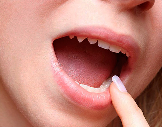 Să vedem cum să vă clătiți corect gura pentru a ameliora rapid durerea de dinți ...