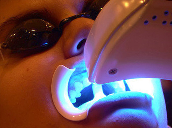 Es ist zu beachten, dass eine längere Exposition gegenüber ultraviolettem Licht auf der Gesichtshaut zu Bräunung führen kann.