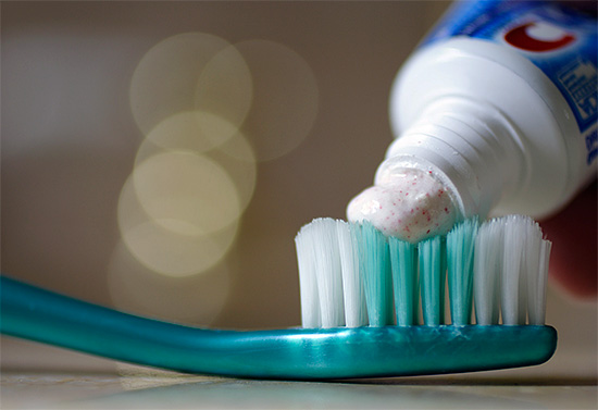 De samenstelling van Toothpastes Cross richt zich niet op het gebruik van natuurlijke ingrediënten - allereerst worden die ingrediënten gebruikt die het gewenste resultaat geven, ook al zijn ze soms niet de meest voorzichtige.
