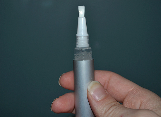 Fotoattēlā parādīts zobu balināšanas zīmuļa piemērs.