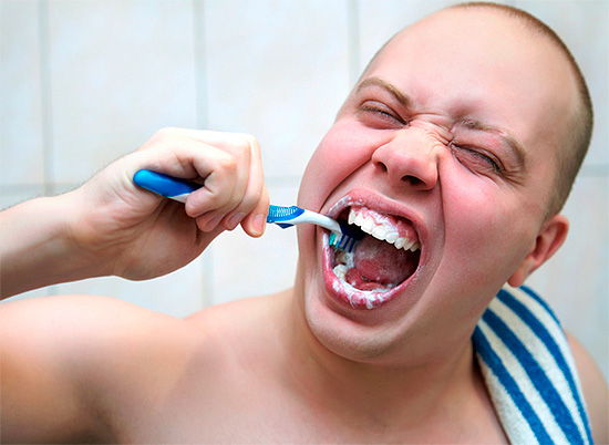 Bei übermäßiger Begeisterung für das Aufhellen von Zahnpasten kann eine pathologische Abnahme des Zahnschmelzes beobachtet werden.