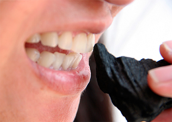 Genom att försöka bleka tänderna med vanligt kol kan du göra dem mer skada än nytta.