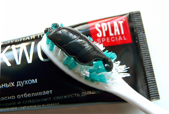 Príkladom zubnej pasty na bielenie dreveného uhlia je Splat Blackwood.