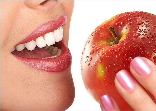 Tilstedeværelsen i dietten til epler bidrar til hvitheten i et smil.