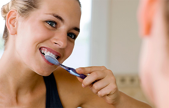 En av de veldig populære metodene for selvblekende tenner er bruken av blekende tannkremer.