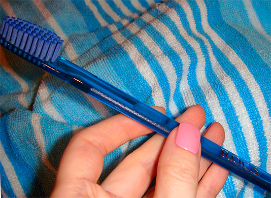 ROCS λεύκανση οδοντόβουρτσα με κρυστάλλους ανθρακικού ασβεστίου.