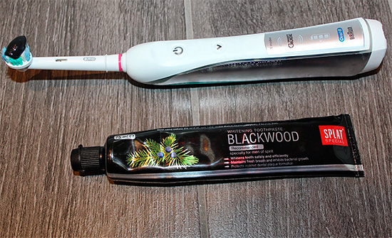 Паста за зъби за избелване с дървени въглища - пръскане от Blackwood