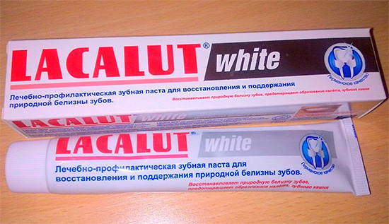 Vokiška balinimo dantų pasta „Lacalut White“.