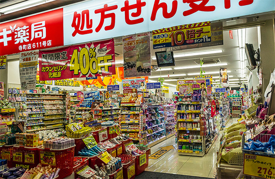 La gamme de dentifrices au Japon est très large (la photo montre une pharmacie).