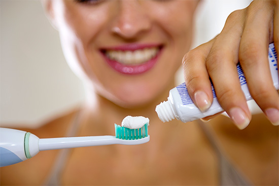 Les dentifrices contenant du carbonate de calcium se caractérisent par une abrasion accrue et éliminent généralement la plaque pigmentée de la surface de l'émail.