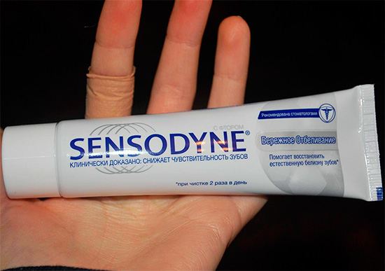 La foto muestra una pasta para dientes sensibles: blanqueamiento Sensodyne Gentle.