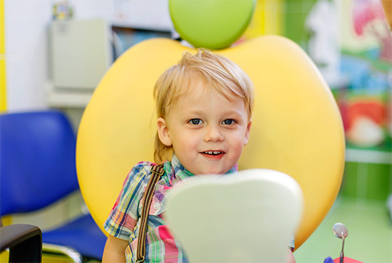 Ved undersøgelse af et barn vurderer en tandlæge ikke kun okklusionen og tilstanden i mundhulen ...