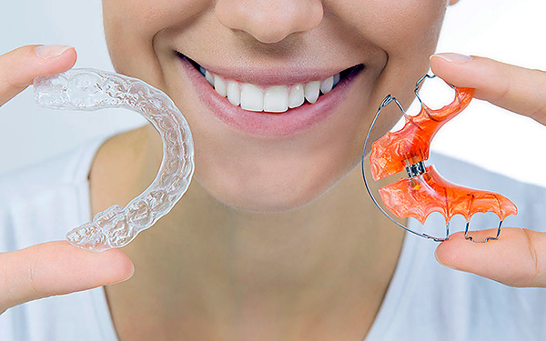 Les appareils orthodontiques amovibles peuvent aider à corriger à la fois la morsure de lait et même avec l'apparition de dents permanentes.