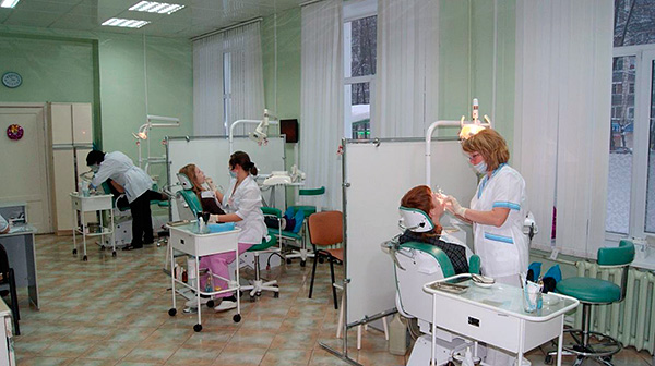 Foto menunjukkan contoh pejabat pergigian di klinik bandar.
