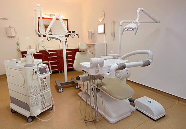 E este é um exemplo de um consultório odontológico bem equipado em uma clínica de classe empresarial.