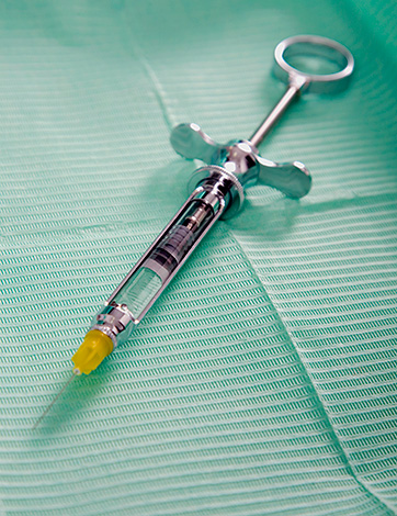 Geralmente, o procedimento de implantação é realizado sob anestesia local e o paciente não sente dor.