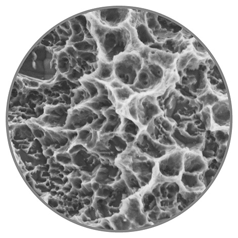 Og her er overflaten til tannimplantatet XiVE titan under et mikroskop ...