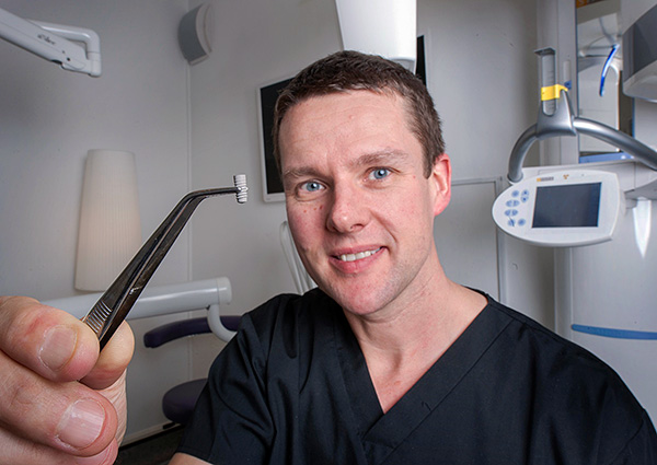 Verschiedene Kliniken und Ärzte können unterschiedliche Garantien für Zahnimplantatservices geben.