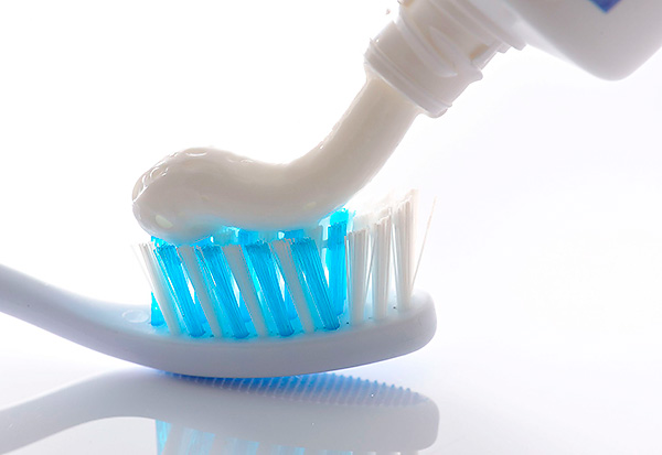 Toka takma diş fırçası ve diş macunu ile temizlenir.