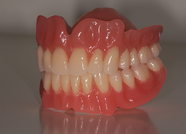 Akrilo protezo gamybos odontologijos klinikose kainos gali labai skirtis.