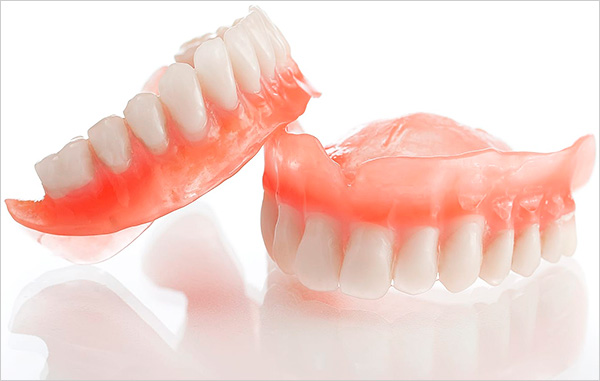 ในกรณีที่ไม่มีฟันทั้งหมดในขากรรไกรจะใช้ฟันปลอมแบบเต็มรูปแบบซึ่งก็คือการบูรณะฟันทั้งหมดอย่างสมบูรณ์