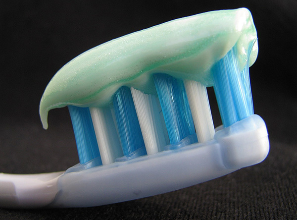 Het verzorgen van een slotprothese omvat dagelijks poetsen met een tandenborstel en pasta.