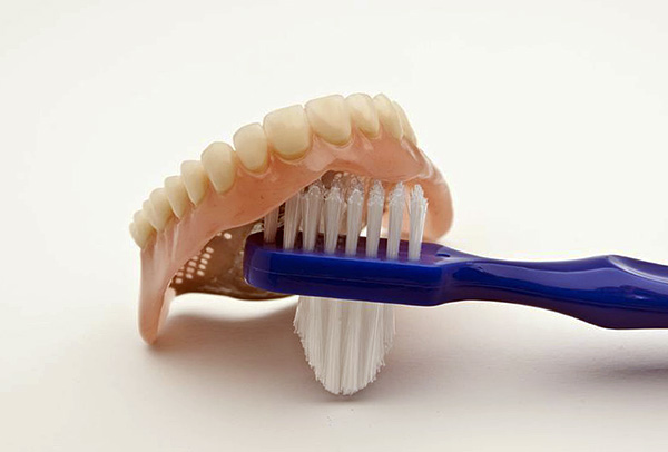 K čištění odnímatelných náhrad lze použít speciální zubní kartáčky.