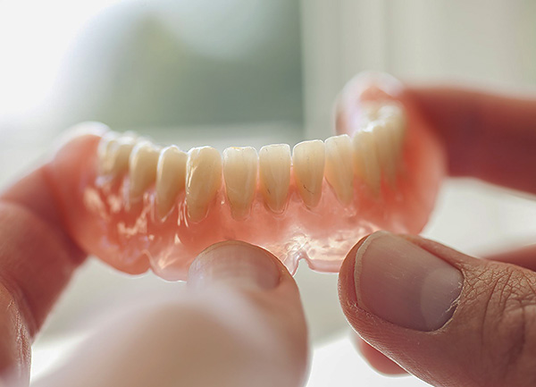 دعونا نرى ما هي أطقم الأسنان التي يمكن استخدامها اليوم مع الغياب التام للأسنان في تجويف الفم ...