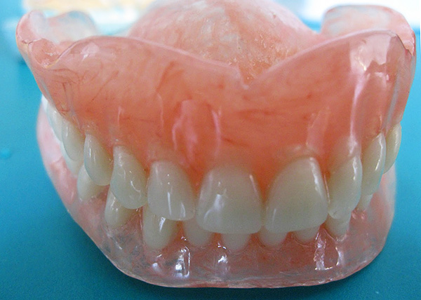 Dentaduras postizas de nylon completamente removibles (en las mandíbulas superior e inferior).