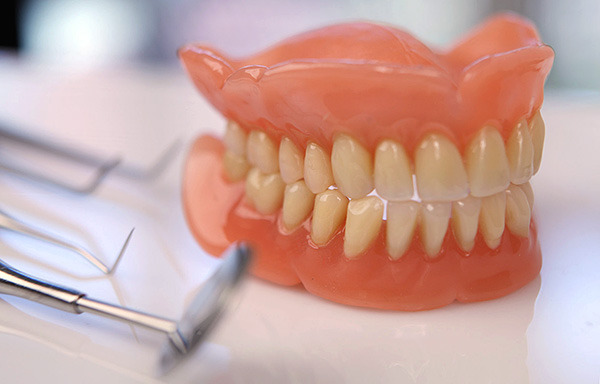 No és una tasca fàcil assegurar una fixació fiable d’un disseny d’aquest tipus a la cavitat oral ...