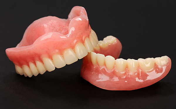La primera dentadura completa ampliamente utilizada hecha de plástico acrílico.