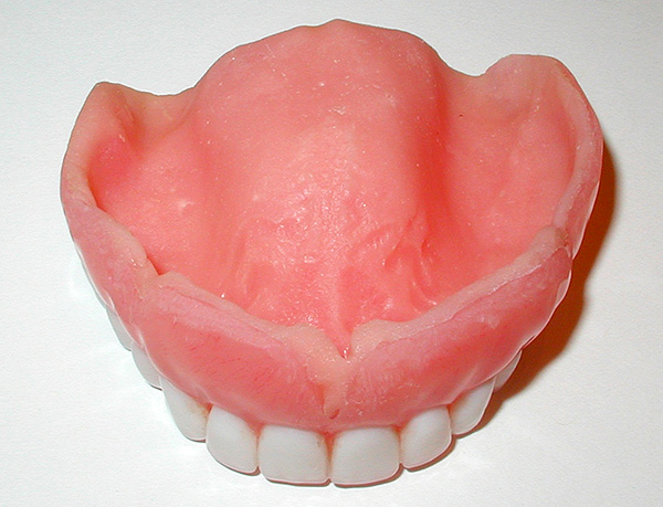 Pro spolehlivé upevnění v ústech by měl základ protézy těsně přiléhat k patru.