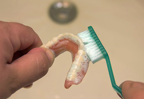 Cea mai importantă componentă a unei îngrijiri complete a protezei este curățarea sa regulată cu o periuță de dinți și o pastă de dinți.