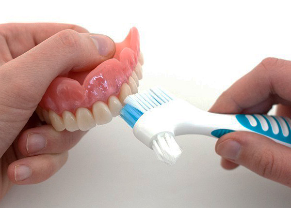 K čištění je užitečné použít speciální zubní kartáček ...
