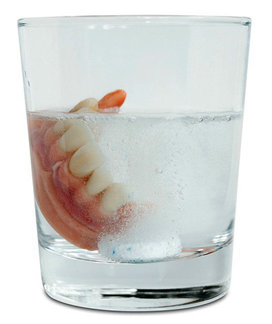 Η χρήση των αναβράζοντων δισκίων για να καθαρίσετε τις οδοντοστοιχίες σας επιτρέπει να διαλύσετε χημικά τη βακτηριακή πλάκα πάνω τους.