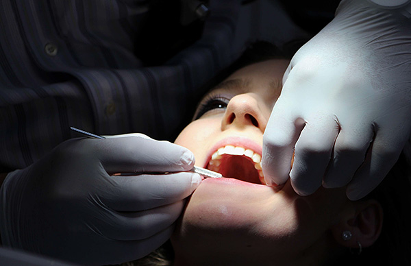 In einigen Fällen greifen Zahnärzte auf zweifelhafte Methoden zurück, um mehr Geld aus dem Patienten herauszuholen ...