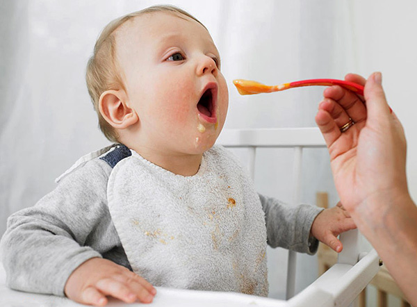 De juiste selectie van aanvullende voeding voor het kind helpt de pijn in het tandvlees te verminderen.