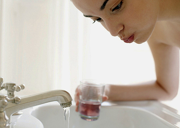 Bij matige cariës kunt u door eenvoudig de mond te spoelen met schoon water, snel van de pijn afkomen.