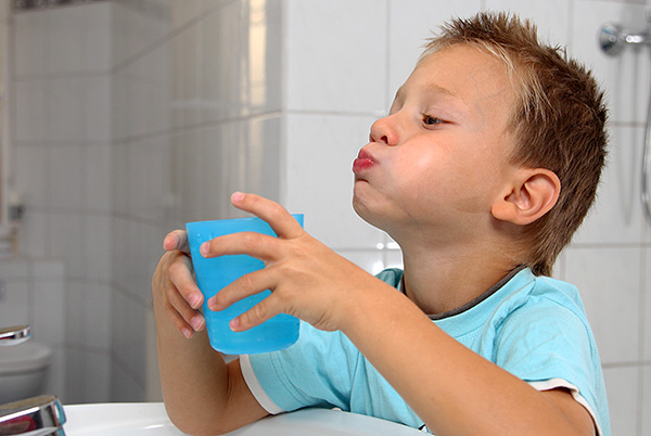 Dalam banyak kes, bilas mulut membantu dengan membilas mulut dengan air yang bersih dan bersih.