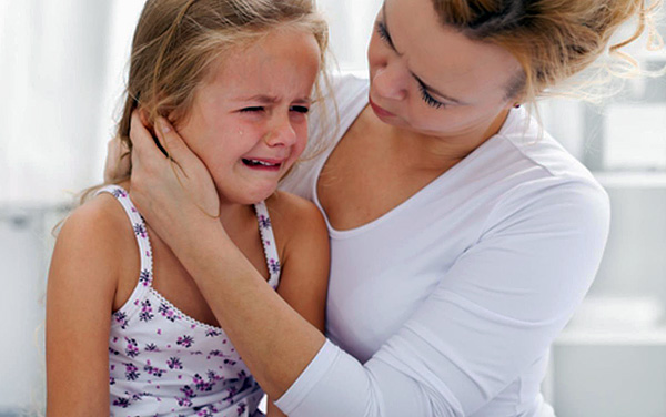 Yrityksessä lievittää kipua kotona, tärkeintä ei ole vahingoittaa lisäksi lasta.