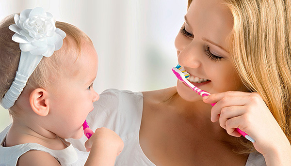 Podeu ensenyar al vostre nadó a raspallar-se les dents independentment dels 2-4 anys.
